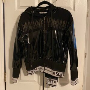 Signet Size Mediun.  This 2 peice outfit is in great condition.  True to size